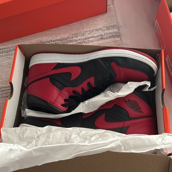 Jordan 1 Mid “Alternate Bred”